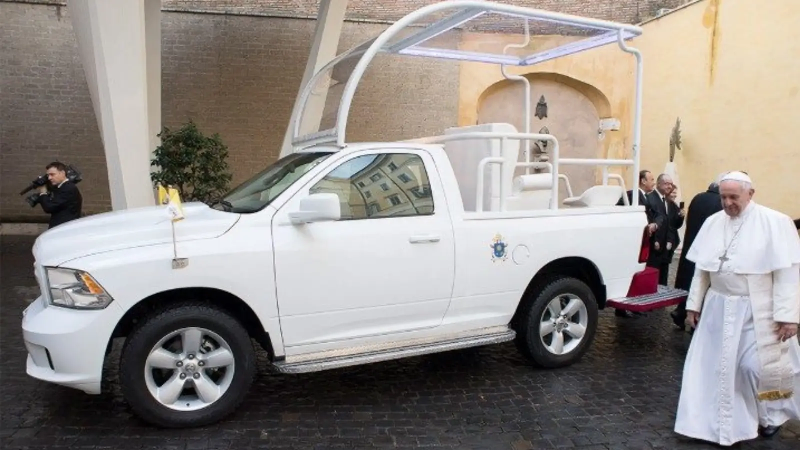 Los autos más lujosos del Vaticano: historia, poder y exclusividad sobre ruedas