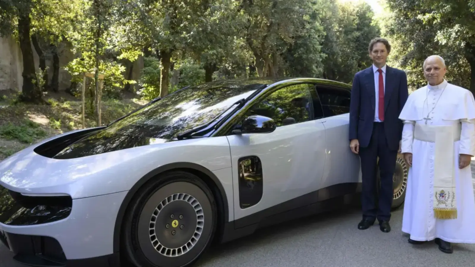 Ferrari entra en la era eléctrica el Papa León XIV prueba el nuevo Ferrari Luce
