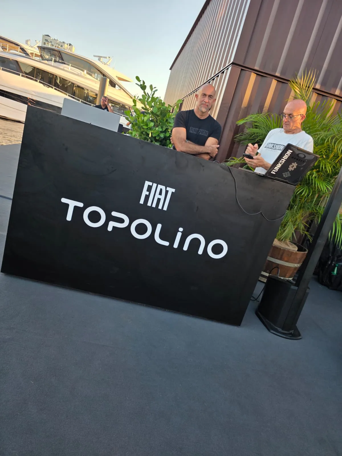 Fiat Topolino 2026 - Ambiente en muelle